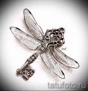 Эскиз татуировки, изображающий старинный ключ с крыльями стрекозы. Выполнено в технике графики с использованием теней и текстур.