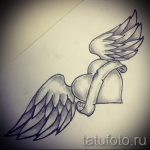 Эскиз татуировки ангела с распростертыми крыльями, держащего свиток в руках, выполненный в стиле графики. Подходит для спины или плеча.