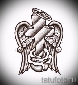 Эскиз татуировки креста, украшенного розой и ангельскими крыльями, выполненный в стиле олд скул. Подходит для нанесения на предплечье или грудь.
