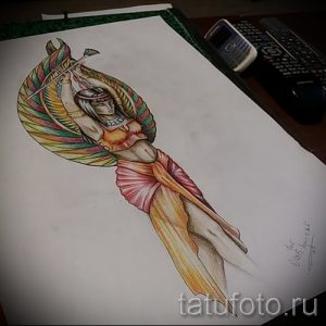 Фото эскиза татуировки египетской танцовщицы, выполненного в ярких и насыщенных цветах. Оригинальный рисунок, вдохновленный древней культурой Египта.