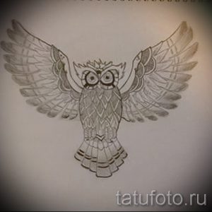 Фото эскиза татуировки совы, выполненного в технике зентангл. Детализированный рисунок с геометрическими узорами, идеально подходит для любителей оригинальных идей.