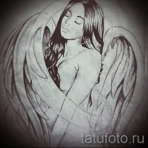 Эскиз татуировки с изображением спящего ангела с крыльями. Нежный и мечтательный дизайн для любителей ангельской тематики.