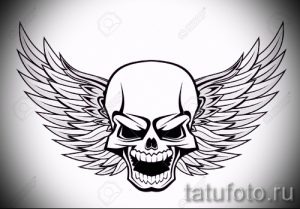 Эскиз татуировки с изображением черепа с крыльями, выполненный в стиле blackwork. Мрачный и выразительный дизайн для любителей темных мотивов.