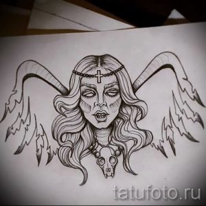 Эскиз татуировки с изображением женщины с рогами, крыльями и черепом. Готический и мистический дизайн для любителей темных и загадочных мотивов.