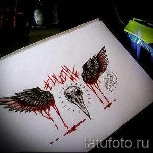 Эскиз татуировки с изображением черепа с крыльями, из которых стекают капли крови. Мрачный и готический дизайн для любителей темных мотивов.