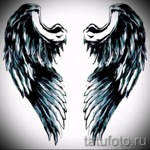 Фото тату черных крыльев ангела на белом фоне. Детализированный рисунок с проработанными перьями, создающий ощущение легкости и свободы.