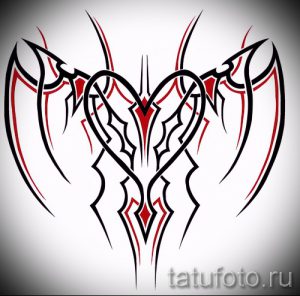 Фото тату: стилизованные крылья в стиле трайбл, с использованием черных и красных линий. Подходит для нанесения на плечо или спину, символизирует силу и защиту.