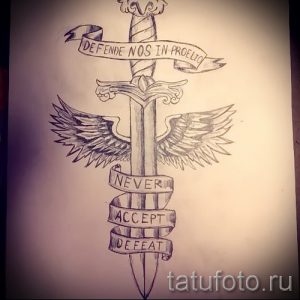 Фото тату: меч, обвитый лентой с латинской надписью, в стиле графики. Идеальный эскиз тату для тех, кто ценит силу и стойкость.
