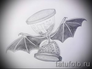 Интересный эскиз татуировки с изображением песочных часов, украшенных крыльями летучей мыши. Символизирует быстротечность времени и свободу.