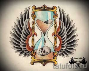 Яркий эскиз татуировки с песочными часами, внутри которых находится череп, окруженный крыльями. Символизирует течение времени и неизбежность смерти.