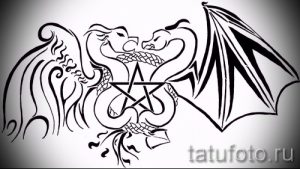 Черно-белый эскиз татуировки с изображением двух драконов, обвивающих пентаграмму, выполненный в стиле трайбл.