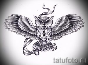 Черно-белый эскиз татуировки с изображением совы, держащей в лапах ключ и замок в форме сердца.