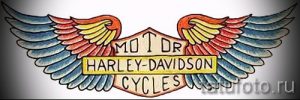 Эскиз татуировки логотипа Harley-Davidson с расправленными крыльями, выполненный в ярких цветах. Идеально для поклонников мотоциклов и свободы.