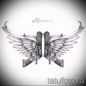 Черно-белый эскиз татуировки с изображением двух пистолетов, окруженных крыльями. Детализированный рисунок в стиле реализм.