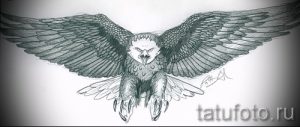 Эскиз татуировки орла, парящего в небе, выполненный в реалистичном стиле с использованием карандашной штриховки, подчеркивающей детали оперения и хищный взгляд.
