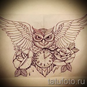 Эскиз татуировки совы, держащей в лапах карманные часы, окруженной розами, выполненный в стиле old school с использованием четких контуров и ярких цветов.