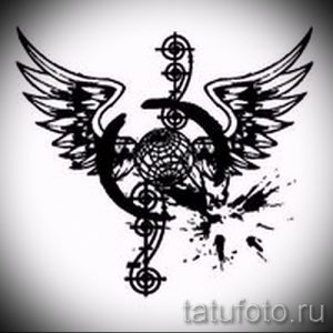 Фото тату: эскиз татуировки с изображением крыльев, глобуса и механических элементов. Рисунок выполнен в черно-белом цвете, с использованием брызг краски.