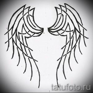 Черно-белый эскиз татуировки крыльев, выполненный тонкими линиями, создающими ощущение легкости и воздушности.