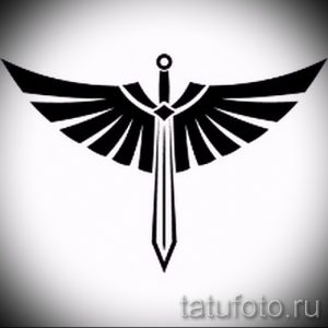 Черно-белый эскиз татуировки крыльев, в центре которых расположен меч, символизирующий силу и защиту.