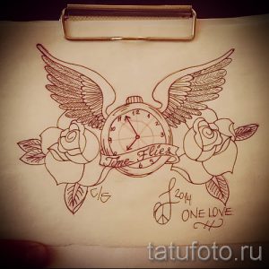 Эскиз татуировки с изображением карманных часов, роз и крыльев, выполненный в традиционном стиле.