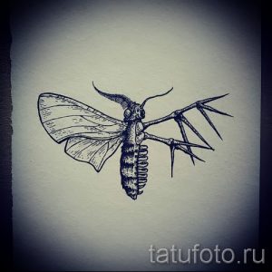 Черно-белый эскиз татуировки насекомого с длинными ногами и крыльями, выполненный в реалистичном стиле.
