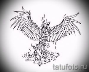 Черно-белое фото тату феникса, окруженного языками пламени, выполненное в реалистичном стиле. Подходит для тех, кто ценит силу и страсть.
