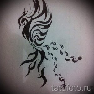 Простой и стильный эскиз татуировки феникса, выполненный в стиле минимализма. Птица изображена в виде нескольких черных линий, создающих силуэт.