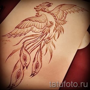 Эскиз татуировки феникса, выполненный в теплых коричневых тонах. Птица изображена в полете, с расправленными крыльями и детально проработанными перьями.