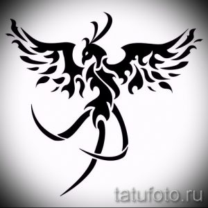 Фото тату черного феникса в стиле минимализм. Изящный рисунок татуировки с расправленными крыльями и длинным хвостом, идеально подойдет для предплечья.
