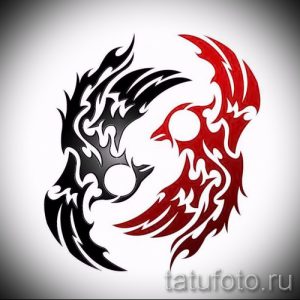 Эскиз татуировки феникса в стиле трайбл, выполненный в черно-красной гамме. Подходит для тех, кто предпочитает яркие и динамичные татуировки.
