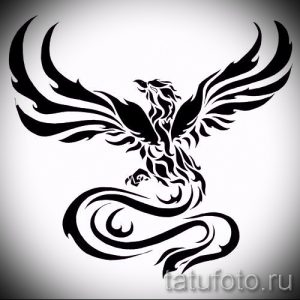 Черный эскиз татуировки феникса в стиле трайбл, с использованием плавных линий и геометрических форм. Подходит для тех, кто ценит минимализм и оригинальность.