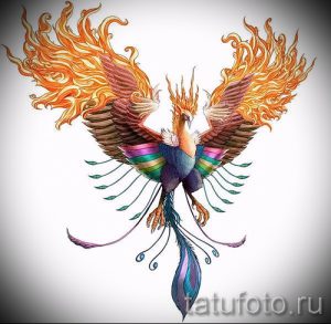 Фото тату феникса, выполненного в ярких оранжевых и желтых тонах. Птица с распахнутыми крыльями, окруженная языками пламени.