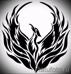 Черно-белый эскиз татуировки феникса в стиле трайбл, выполненный с использованием геометрических узоров и острых линий. Подходит для плеча или предплечья.