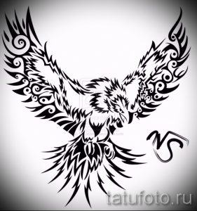 Эскиз татуировки феникса в стиле трайбл, выполненный в черных тонах. Птица изображена с расправленными крыльями и детализированным оперением.