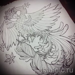 Черно-белый эскиз татуировки феникса с детализированным оперением и цветочными элементами. Птица изображена в динамичной позе.
