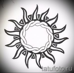 Черно-белый эскиз татуировки в кельтском стиле, изображающий солнце с переплетающимися линиями и узорами. Подходит для любителей этнических мотивов.