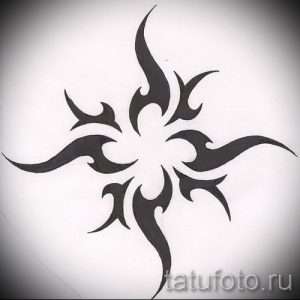 Черно-белый эскиз татуировки в кельтском стиле, состоящий из абстрактных переплетающихся линий и заостренных элементов. Подходит для любителей этнических мотивов.