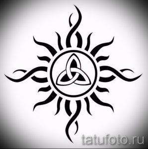 Черно-белая татуировка в стиле кельтского орнамента с центральным трилистником, символизирующим удачу и веру. Подходит для сильных и уверенных людей.