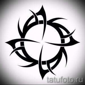 Фото тату: черно-белый эскиз татуировки солнца в стиле трайбл, выполненный с использованием минималистичных геометрических фигур и узоров.