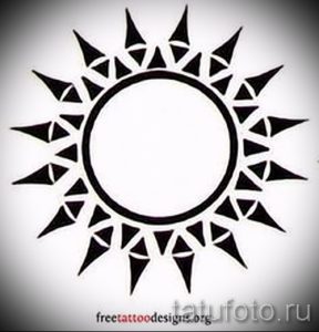 Фото тату: простой черно-белый эскиз солнца с острыми лучами, выполненный в минималистичном стиле. Идеально подходит для первого тату.
