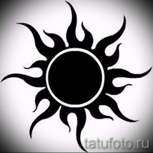 Фото тату: Эскиз татуировки с изображением черного солнца с острыми, заостренными лучами, выполненный в минималистичном стиле.