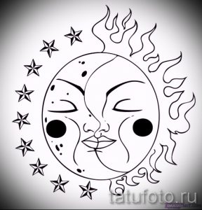 Черно-белое фото эскиза татуировки с изображением полумесяца и солнца, расположенных рядом друг с другом. Вокруг них расположены звезды.