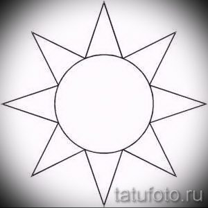 Фотография простого эскиза татуировки солнца, состоящего из круга и шести заостренных лучей, выполненного черной линией.