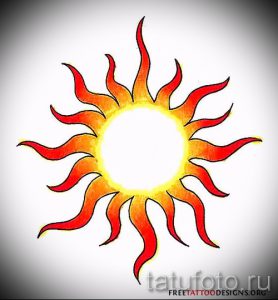 Татуировка солнца с огненными лучами, выполненная в технике градиента с использованием красных, оранжевых и желтых оттенков.