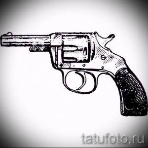 Простой, но выразительный эскиз татуировки револьвера, выполненный в технике контурного рисунка. Идеально подходит для минималистичных татуировок.
