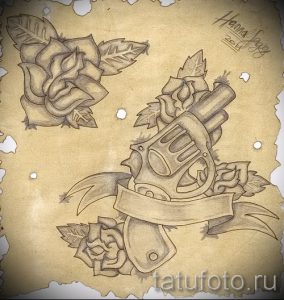 Черно-белый эскиз татуировки с изображением револьвера, окруженного розами и перевязанного лентой с надписью.