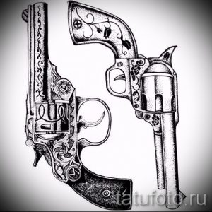 Фото тату: стилизованный рисунок двух револьверов, украшенных растительным орнаментом. Оригинальный эскиз для любителей графики и винтажного стиля.