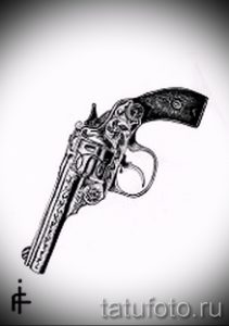 Детализированный эскиз татуировки с изображением старинного револьвера, украшенного сложной гравировкой. Рисунок выполнен в реалистичном стиле.