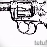 Эскиз татуировки с изображением револьвера, выполненного в стиле скетча. Рисунок выглядит как набросок карандашом.