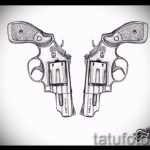 Черно-белый эскиз татуировки с изображением двух револьверов, расположенных друг напротив друга. Рисунок выполнен в графичном стиле с использованием штриховки.
